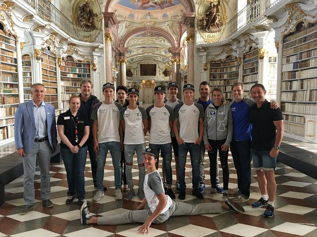 Die jungen Sportler mit Betreuer in der Klosterbibliothek Admont.