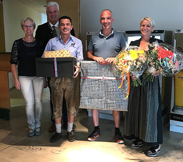 Bgm. Rudolf Häusler und Gattin Christine gratulierten Martin Garnter, Wolfgang Köck und Sandra Köck zur Neueröffnung der Uniqa-Agentur in Kematen. | Foto: privat