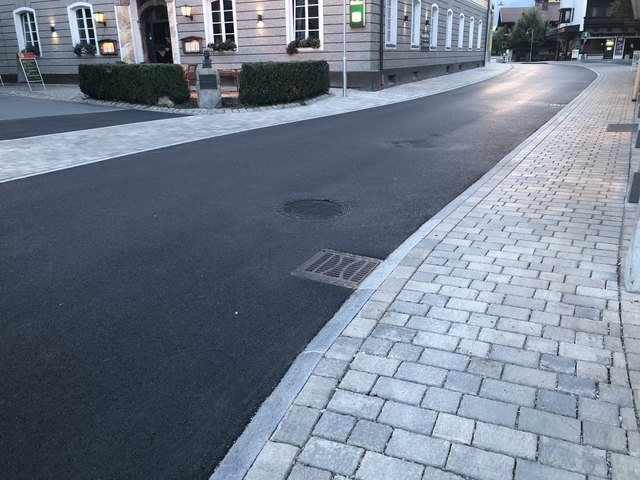 Asphalt neu, Pflaster neu in der Dorfstraße