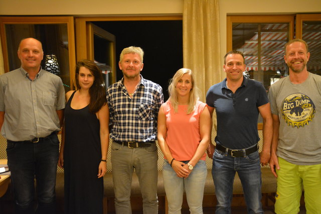 Fünf der sechs gewählten Vorstände unter Präsident Nikolaus Wannenmacher (li.) mit Ski-Ass und Genossenschaftsmitglied Eva-Maria Brem (3. v.re).