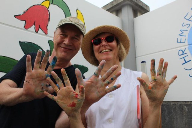 Bernhard und Karin Antoni zeigen zufrieden ihre künstlerischen Hände