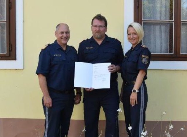 Werner Fasching, und Daniela Landauer gratulieren Kontrollinspektor Andreas Lackner (mitte) | Foto: LPD