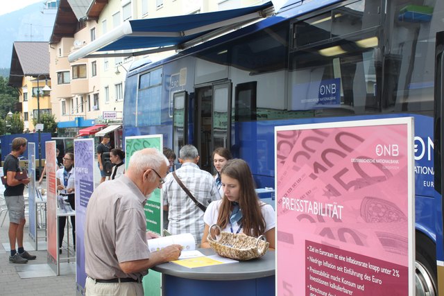 Publikum beim Euro-Bus in Wörgl | Foto: OeNB