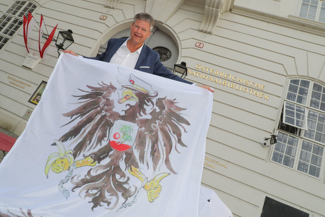 Baumeister Markus Voglreiter mit seiner "Bananenrepublik Fahne" bei der Nationalbibliothek in Wien. | Foto: Franz Neumayr