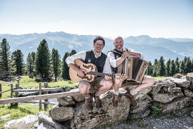 Top-Musik und beste Stimmung ist garantiert, wenn die "Zillertaler Mander" auf der Dorffest-Bühne stehen. | Foto: Zillertaler Mander