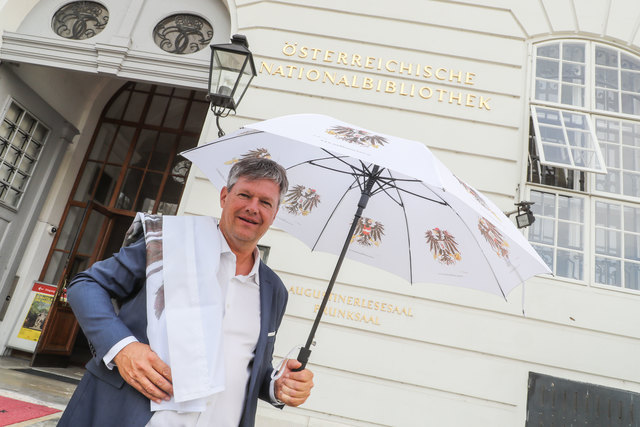 Baumeister Markus Voglreiter mit seiner "Bananenrepublik Fahne" bei der Nationalbibliothek in Wien. | Foto: Franz Neumayr