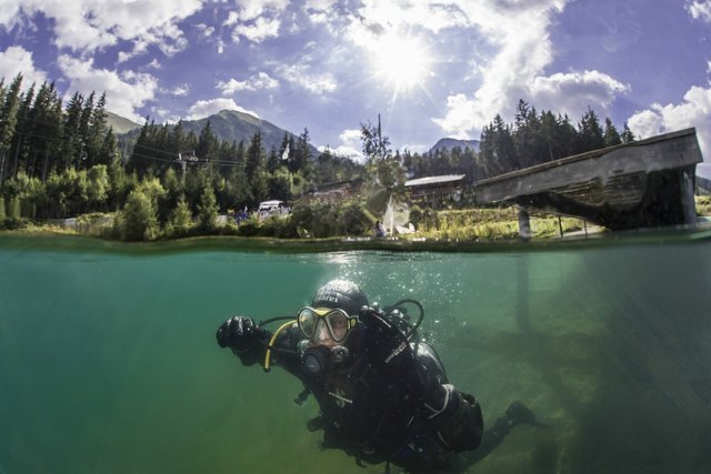 Grüblseel, Oesterreich, 01.08.2018, Leute. Bild zeigt  ein Feature vom Tauchshooting mit Sporttaucher /  Unterwasserfotograf Michael Weberberger (Mares) und Christian Schweiger. Foto: Michael Weberberger / tauchfoto.at