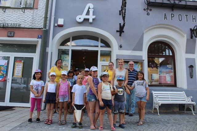 Hier eine von 3 Gruppen - herzliche Aufnahme in der Apotheke Schrems