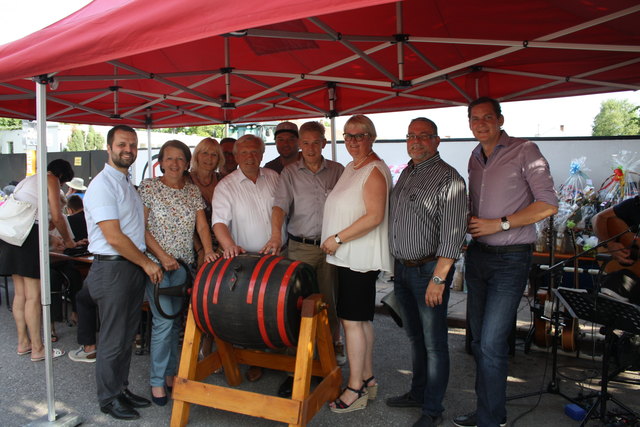 Vlnr: Co-Organisator StR Mag. Armin Zwazl, StR Barbara Kunesch, GR Christa Wallner, Horst Nothnagel (im Hintergrund), Bürgermeister Herbert Osterbauer, Wirtschaftsbundobmann Wolfgang Kessler, LAbg. Hermann Hauer, GR Christine Vorauer, StR Christian Gruber, GR DI Christian Humhal.﻿ | Foto: Gem. NK