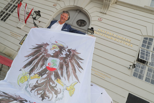 Baumeister Markus Voglreiter mit seiner "Bananenrepublik Fahne" bei der Nationalbibliothek in Wien. | Foto: Franz Neumayr