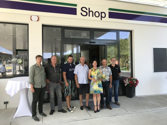 GR Michael Kracher, GR Günther Schmölz, GGR Thomas Steinmair, Bgm. Ernst Hochgerner, Frau Zorica Lazic, GGR Johann Leitner, GR Werner Horaczek | Foto: Foto: Gemeinde Neustift-Innermanzing