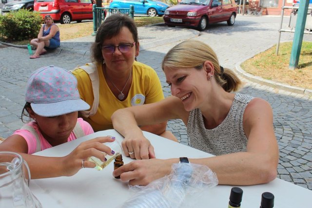Mag. Elisabeth Kaufmann - hier durften die Kinder ein pers. Anti-Gelsenmittel mischen.