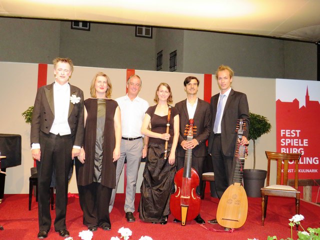 Das Ensemble Klingekunst mit Festspiel-Vorstandsmitglied Martin Malter auf der Bühne.