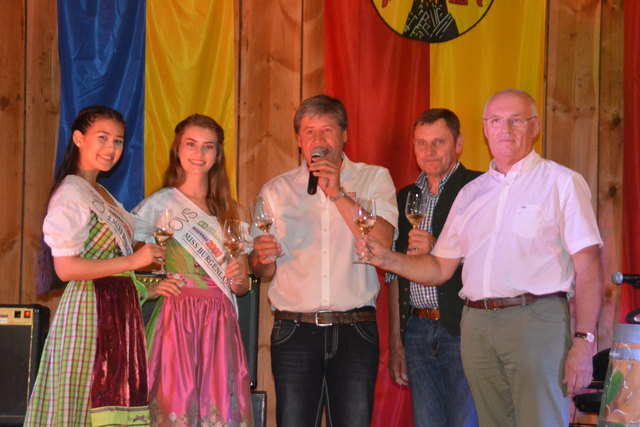 Offizielle Eröffnung der Weinkost: Vizemiss Jennifer Malits, Miss Burgenland Angelika Tuifel, Obmann Manfred Lakovits, Bgm. Johann Weber und SV Eberau-Präs. Helmut Schaffer