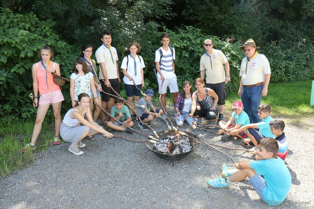 Ferienspiel bei den Pressbaumer Pfadfindern. Gegen Mittag durfte  jeder sein Steckerlbrot über dem Feuer braten.