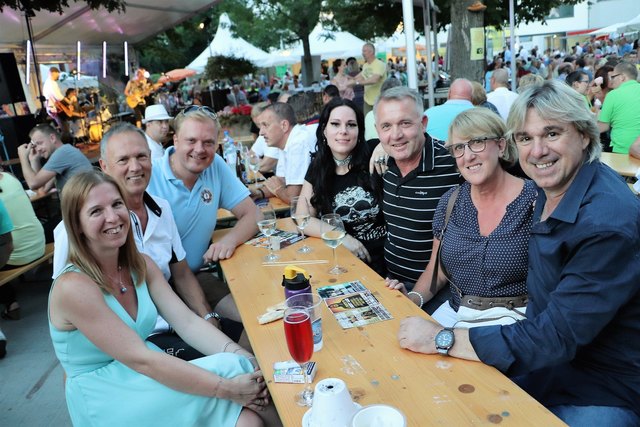 Marc Andrae (rechts) und Diana West (Bildmitte) am Tisch mit Vzbgm. Manfred Komericky und Festbesuchern.
