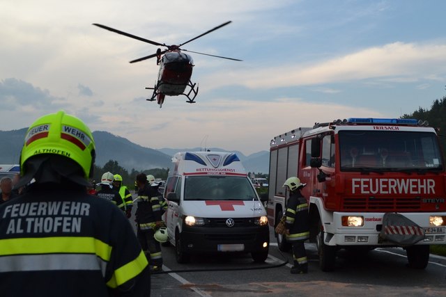 Der Rettungshubschrauber brachte eine Verletzte nach Klagenfurt | Foto: FF Althofen