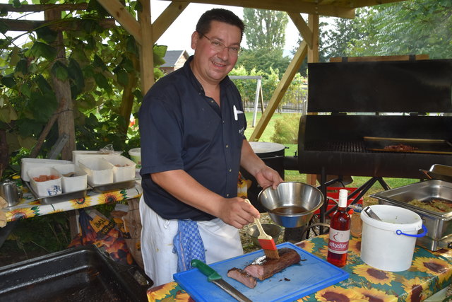 Das Wildfleisch, das Matthias Mirth hier gerade mit seiner würzigen Uhudlersauce bestreicht, stammt aus Eltendorf.