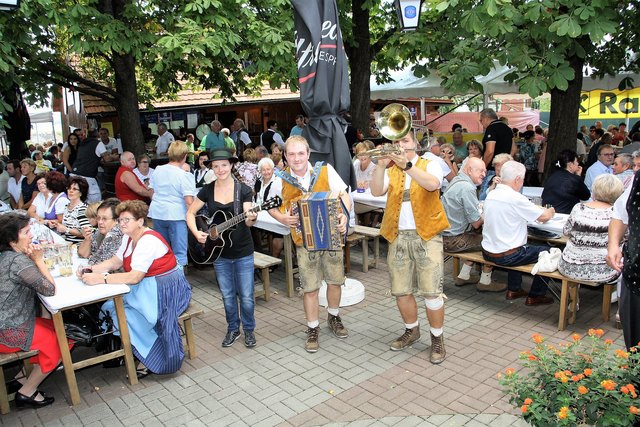 Im Gastgarten beim Kirchenwirt lässt es sich gut zusammensitzen und mit dem ÖKB Unterpremstätten-Zettling feiern.