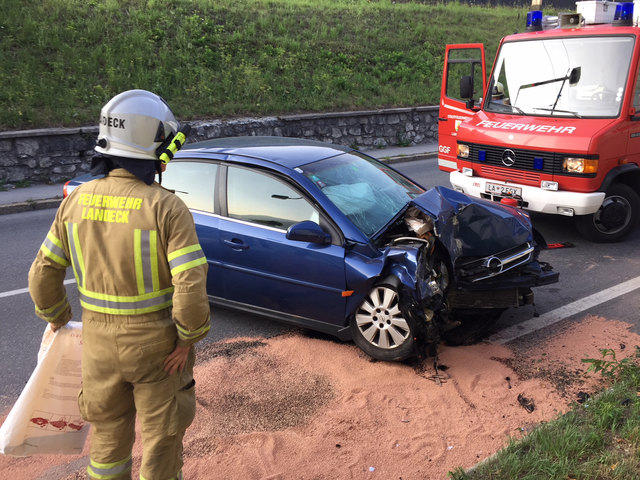 Bei einem Verkehrsunfall in Landeck wurde eine Person unbestimmten Grades verletzt. | Foto: ZOOM.Tirol