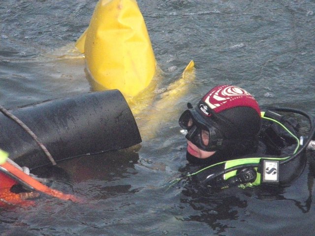 Feuerwehrtaucher suchen nach der vermissten Person. | Foto: Symbolfoto: NÖ Landesfeuerwehrverband Tauchgruppe NÖ Süd