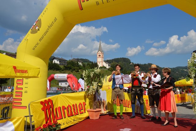 Fanfare und Landeshymne wurden vor dem Start zum Halbmarathon intoniert. Fotos: Pfister
