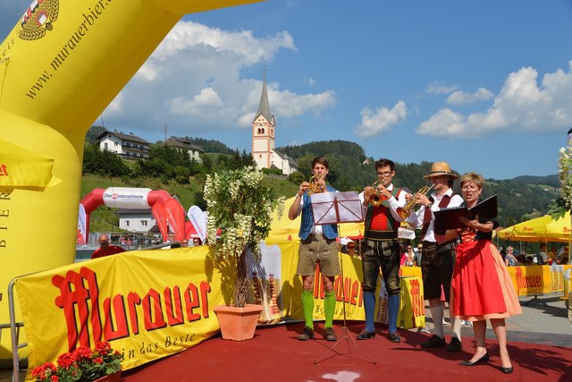 Fanfare und Landeshymne wurden vor dem Start zum Halbmarathon intoniert. Fotos: Pfister