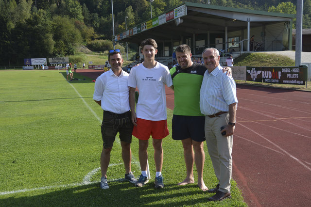 Markus Lakounigg, Pacher Stefan (derzeit erfolgreichster U16 Athlet, LA-Sektionsleiter Thomas Miklau, BGM Valentin Blaschitz | Foto: Wolfgang David