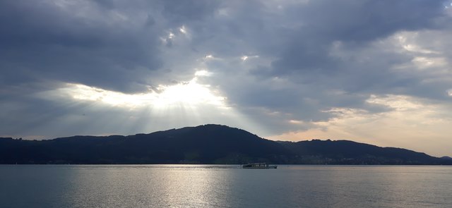 Gestern um 19 Uhr gab es diese besondere Stimmung am Attersee. Vom Badeplatz Alexenau/Weyregg am Attersee festgehalten. Handy-Aufnahme