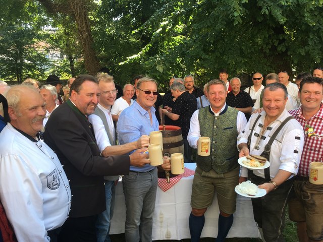 Koch Robert Müller, Stadtrat Erwin Baumann, Braumeister Mathias Trum, Oberbürgermeister Andreas Starke, Bürgermeister Günther Albel, Gastronom Joe Nageler, RV-Villach Obmann Hanney Loy (v. li.)