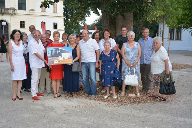 Renate Wollwitsch, Wolfgang Seitz mit Gattin,  Karl und Regina Mayerhofer, Friedrich Ucik, Sissi Rath, Ilse und Karl Walla, Silvia und Manfred Schweighofer, Hannelore Ucik, Eva Weinauer, Christian Kreuzeder und Maria Brutschy im Schlosshof. | Foto: kulturkreiskirchstetten