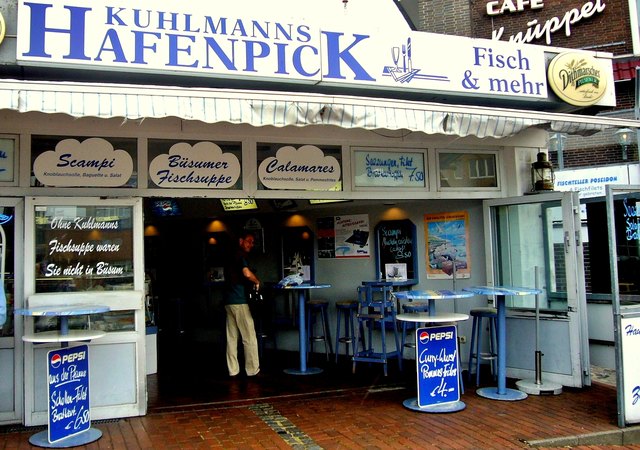 Links geschrieben: Ohne Kuhlmanns Fischsuppe waren sie nicht in Büsum. Büsum ist eine Stadt in Schleswig-Holstein