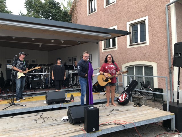 Bgm. Helmut Linhart begrüßte die Band "Purple and the Ghostbusters" sowie die zahlreichen Zuhörer.