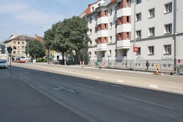 Hier sieht man den Bus in der alten Haltestelle in der Busbucht. In der Neuen Haltestelle blockiert er dann einen Fahrstreifen.