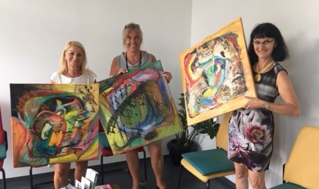 V. l. n. r.: Ärztin Jasmina Jamak, Vizebürgermeisterin Linda Oberlininger und Künstlerin Elisabeth Hasler.