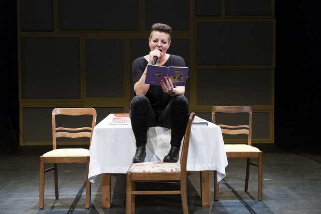 Diana Köhle moderiert seit 2013 den erfolgreichen Tagebuch Slam im Wiener TAG. Dieser war im Herbst 2014 auch mit fünf Folgen in DIE.Nacht in ORF1 zu sehen. | Foto: anna konrath/liebestagebuch.at