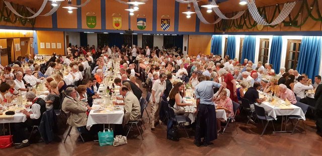 Der Festsaal war bestens gefüllt.