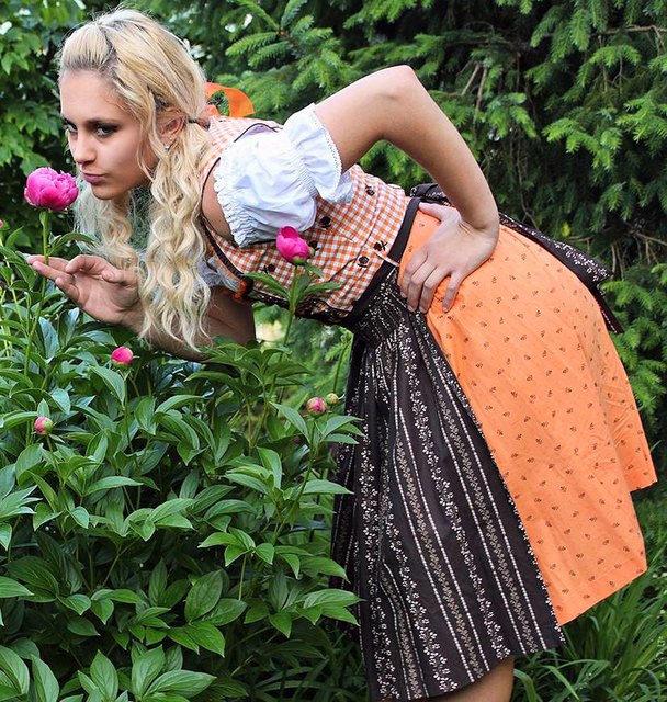 Model: Vanessa (in Trachten Jogl Dirndl)