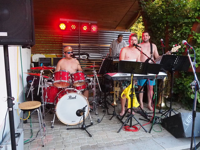Das berühmte HUNTERTURMTRIO heizte den Besuchern so richtig ein! | Foto: Verein Waxenberg Aktiv