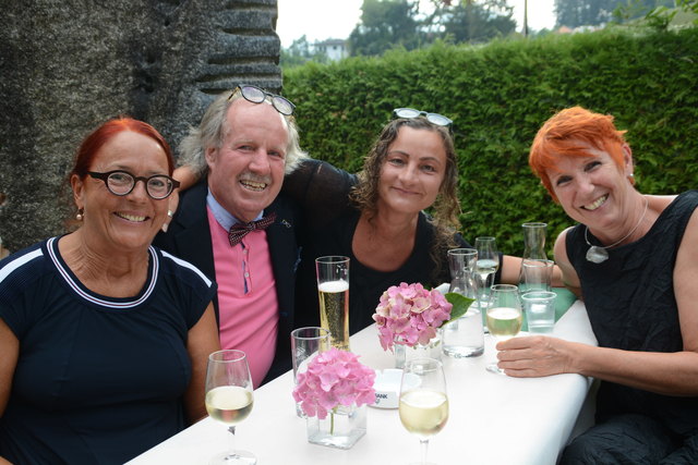 Günther Stecher mit seinen "Madeln" von den Tiroler Frauenhäusern (v.l.): Apollonia Ritzer, Gabi Plattner und Margret Aull.