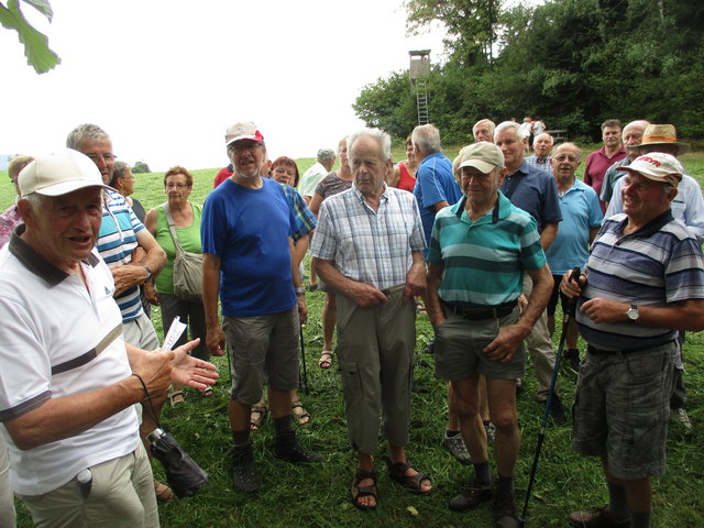 Nach einem Besuch in der Firma Loxone wurde eine Wanderung zum Teufelssitz unternommen. | Foto: Foto: SB Niederwaldkirchen