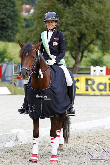 Die frisch gekürte Landesmeisterin Katja Lembacher mit ihrem Pony "Chapeau".