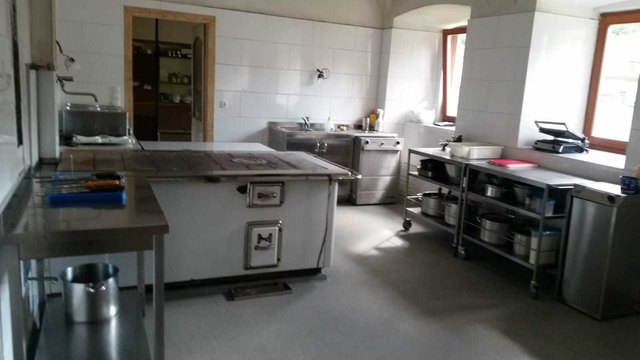 Die Küche bekam einen neuen Boden, eine neue Decke und einen Edelstahlkamin.