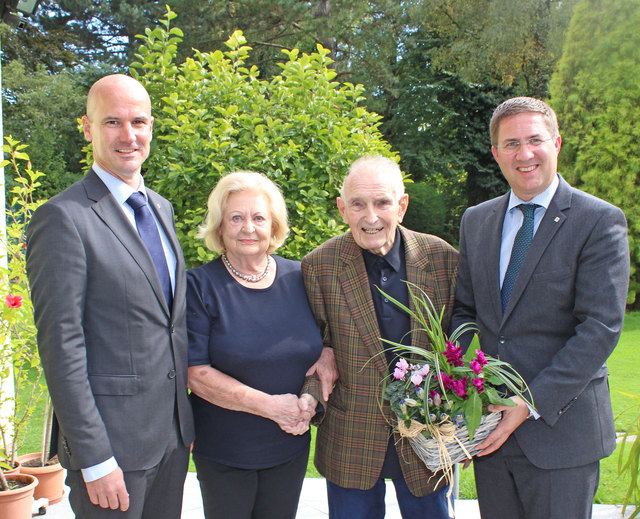 Von Rechts: Bürgermeister Andreas Rabl, Robert Schwarz mit Gattin Edeltraud sowie Magistratsdirektor Peter Franzmayr.
