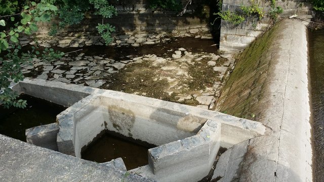Anfang August beim Teilungsbauwerk an der Glanfurt - da sollten laut Bescheid aus dem Jahr 1950 stets rund 20 Liter Wasser in der Sekunde in den Lamplarm fließen....