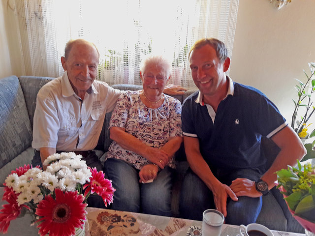 Ihren 90. Geburtstag feierte die Bischofshofnerin Erna Ennsmann im Kreise ihrer Familie. Doch bei solch einem runden Geburtstag darf ein Besuch von Bürgermeister Hans-Jörg Obinger nicht fehlen.