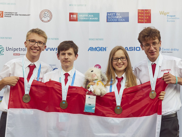 v.l.n.r.: Stefan Schmid (T), Gregor Drelichowska (W), Maskottchen „Edi“, Magdalena Lederbauer (W), Florian Kluibenschedl (Telfs)