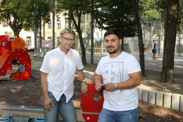 Das Grätzel darf mitreden: Markus Mondre (l.) von der Gebietsbetreuung mit Hakan Aldirmaz von der Parkbetreuung.