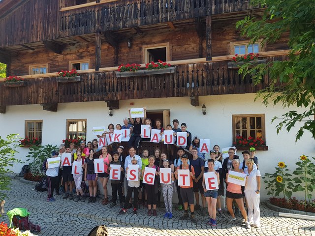 35 organtransplantierte Jugendliche vom Ederhof wünschen Niki Lauda alles Gute. | Foto: Weichselbraun