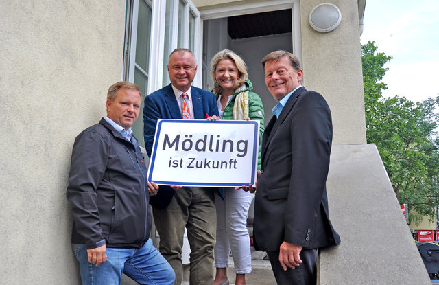 Mehr Platz gibt es künftig für die Mödlinger Musikschule! Das freut Martin Czeiner, Roswitha Zieger, Hans Stefan Hintner und Baumeister Stefan Konrath (v.r.). | Foto: Boeger